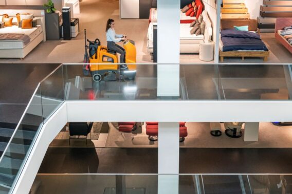 Taski Aero 3500 word bestuurd in een winkel