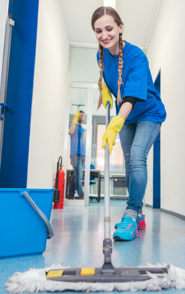 Schoonmaakmedewerker dweilt een gang