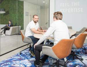 Twee collega’s voeren een gesprek