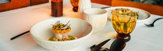 Stylepoint tafelaankleding wit servies in warme setting