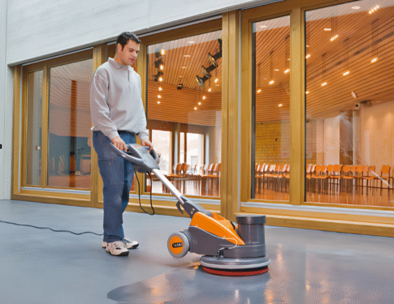 Schoonmaker loopt door pand met Taski schoonmaakmachine Ergodisc DUO