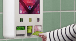 Menstruatiedispenser met hand die maandverband pakt