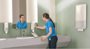 Schoonmaker in toiletruimte