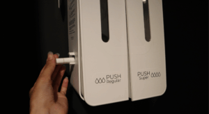 Hand die tampon pakt uit CWS tampondispenser
