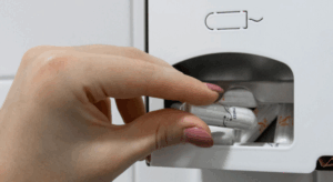Hand die tampon pakt uit tampondispenser van MediQo-Line