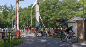 Tour Facilitair route met fietsers over de brug
