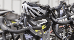 Tour Facilitair helm die ligt op fietsen