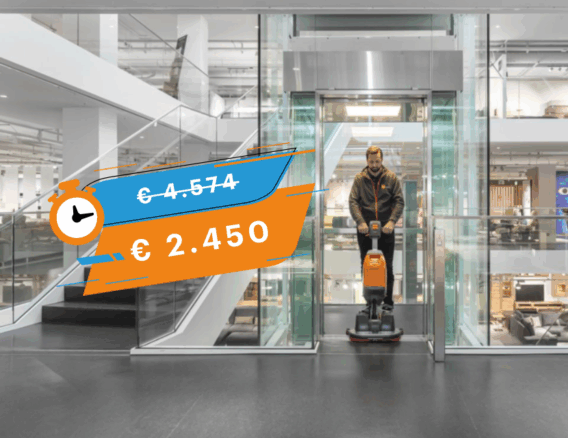 TASKI Swingo 250 schrobzuigmachine aanbieding, man in lift