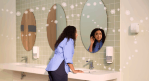 Geurdispenser Trok met vrouw in toiletruimte