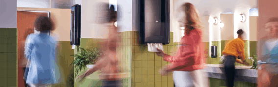 Kleurrijke mensen in toiletruimte