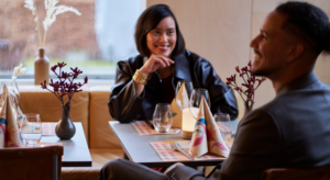 Een stel, man en vrouw, zitten aan een gedekte tafel