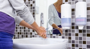 Handen wassen met Tork zeepdispensers